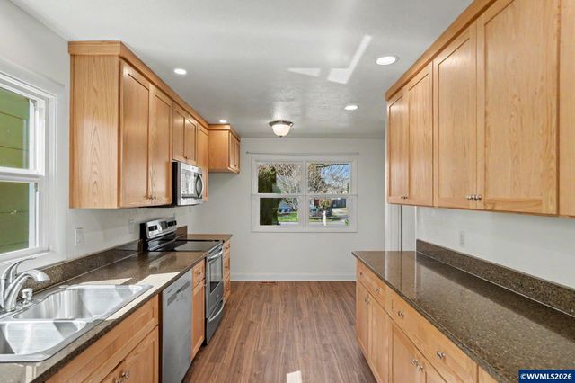 1980 17th St NE, Salem, OR 97301