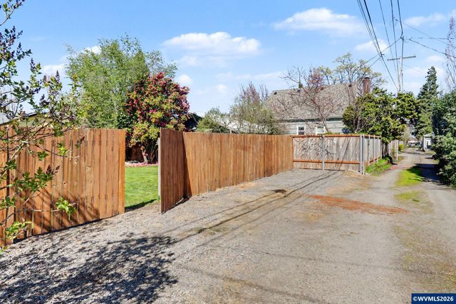 1980 17th St NE, Salem, OR 97301