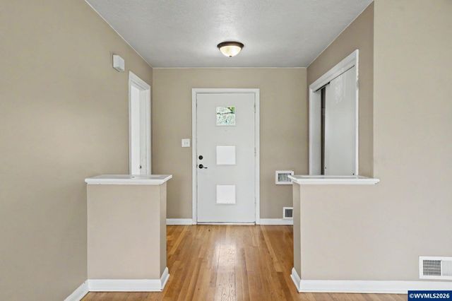 1980 17th St NE, Salem, OR 97301