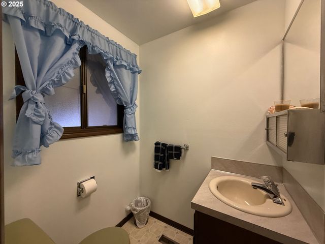 2100 BOYER Rd, Riddle, OR 97469