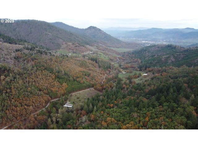 2100 BOYER Rd, Riddle, OR 97469