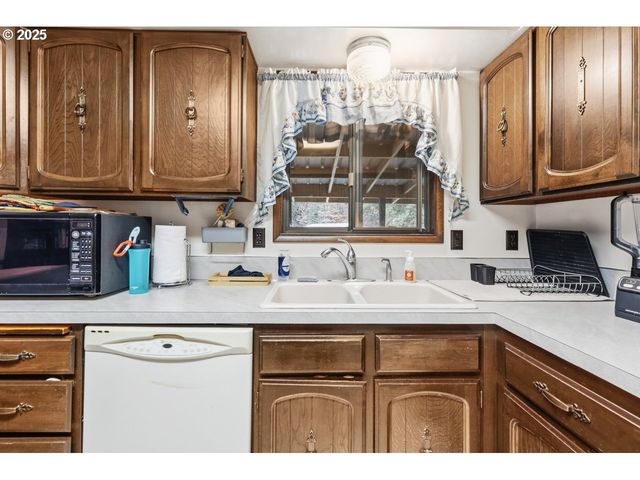 2100 BOYER Rd, Riddle, OR 97469