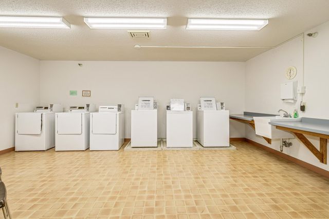 500 County Road B W 309, Roseville, MN 55113