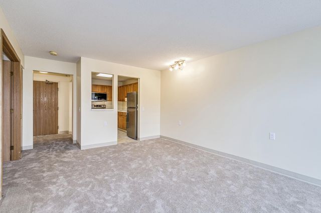 500 County Road B W 309, Roseville, MN 55113