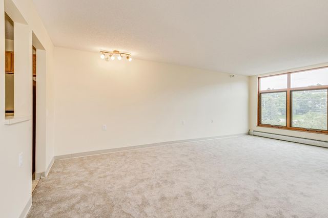 500 County Road B W 309, Roseville, MN 55113