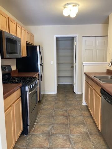 2441 Stoughton Circle 2441, Aurora, IL 60504