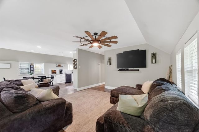 819 Sentinel Oaks, Pinehurst, TX 77362