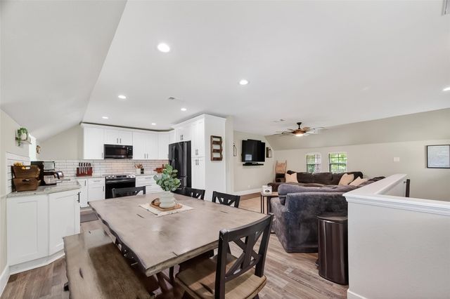 819 Sentinel Oaks, Pinehurst, TX 77362