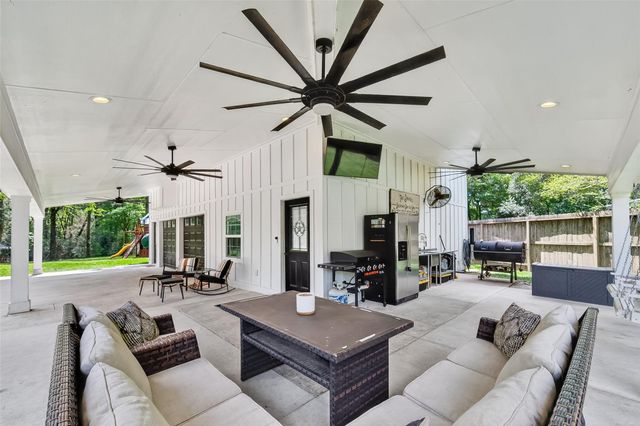 819 Sentinel Oaks, Pinehurst, TX 77362