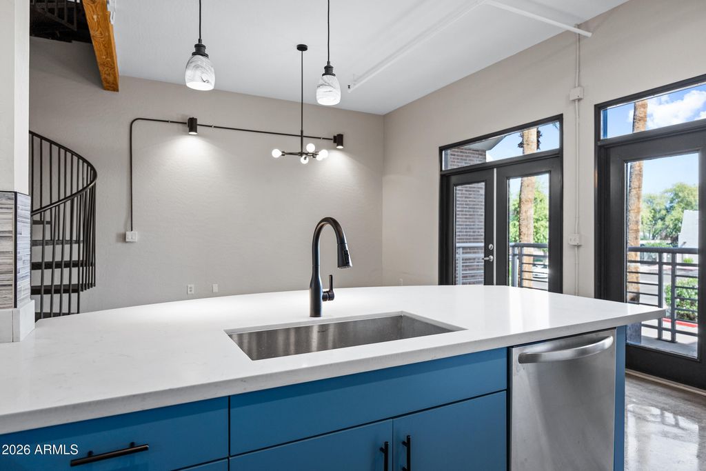 Image 11 of property listing at 914 E OSBORN Road 208, Phoenix, AZ 85014