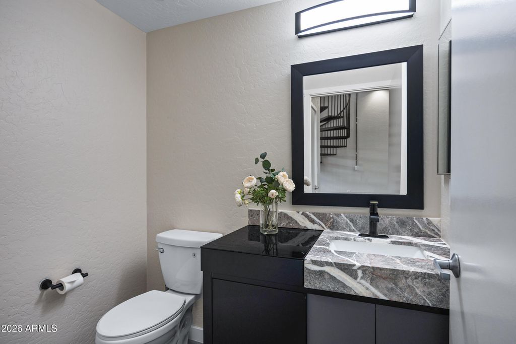 Image 12 of property listing at 914 E OSBORN Road 208, Phoenix, AZ 85014