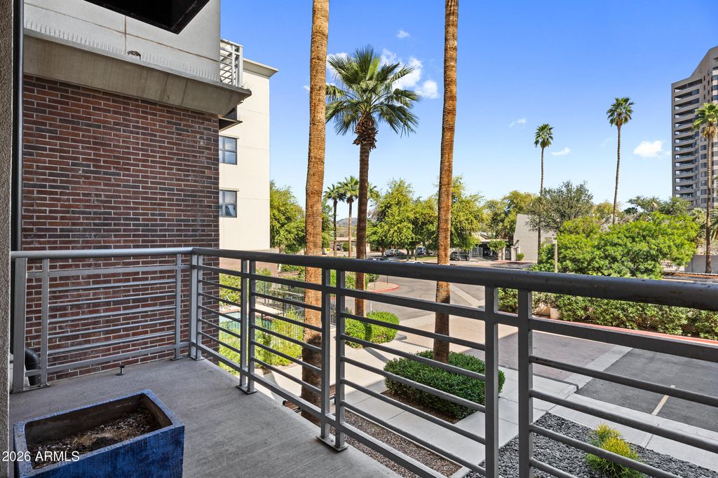 Image 14 of property listing at 914 E OSBORN Road 208, Phoenix, AZ 85014