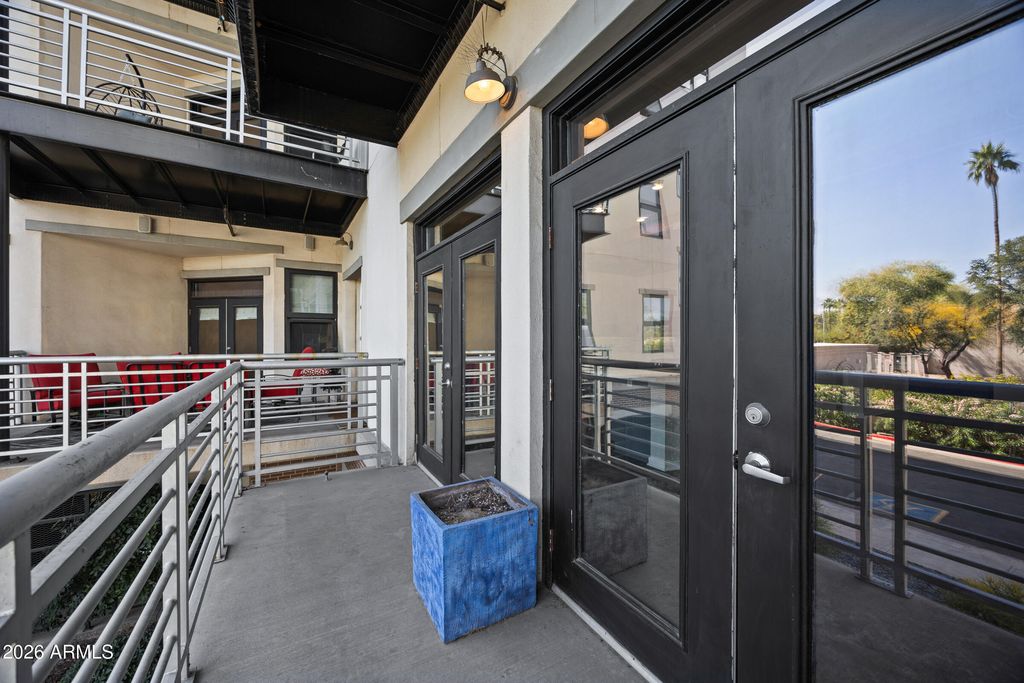 Image 15 of property listing at 914 E OSBORN Road 208, Phoenix, AZ 85014