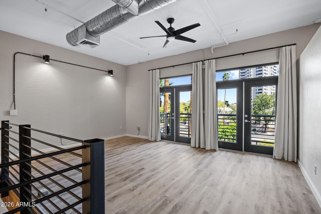 Image 18 of property listing at 914 E OSBORN Road 208, Phoenix, AZ 85014