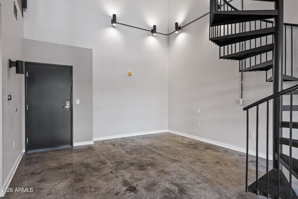 Image 2 of property listing at 914 E OSBORN Road 208, Phoenix, AZ 85014