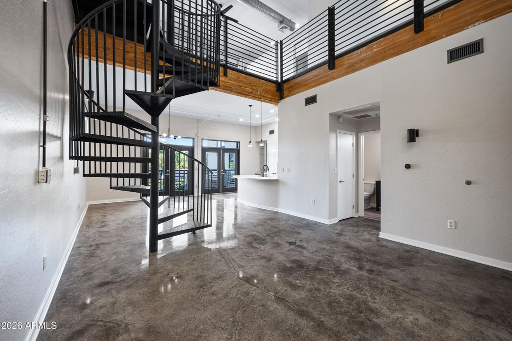 Image 3 of property listing at 914 E OSBORN Road 208, Phoenix, AZ 85014