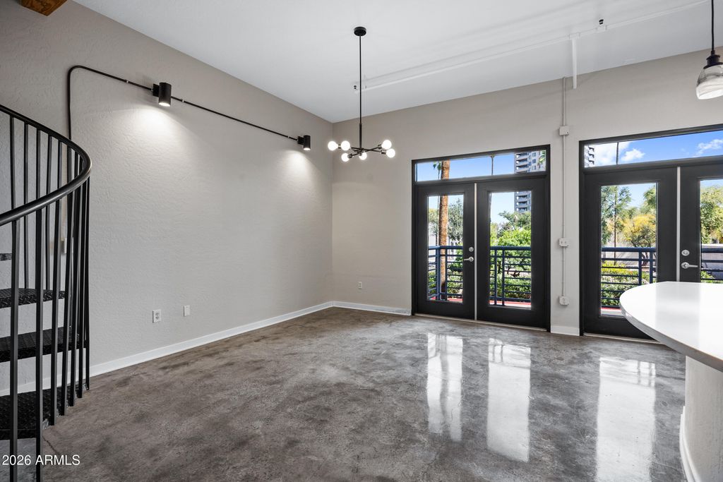 Image 4 of property listing at 914 E OSBORN Road 208, Phoenix, AZ 85014