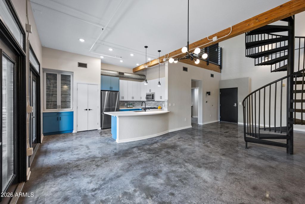 Image 5 of property listing at 914 E OSBORN Road 208, Phoenix, AZ 85014