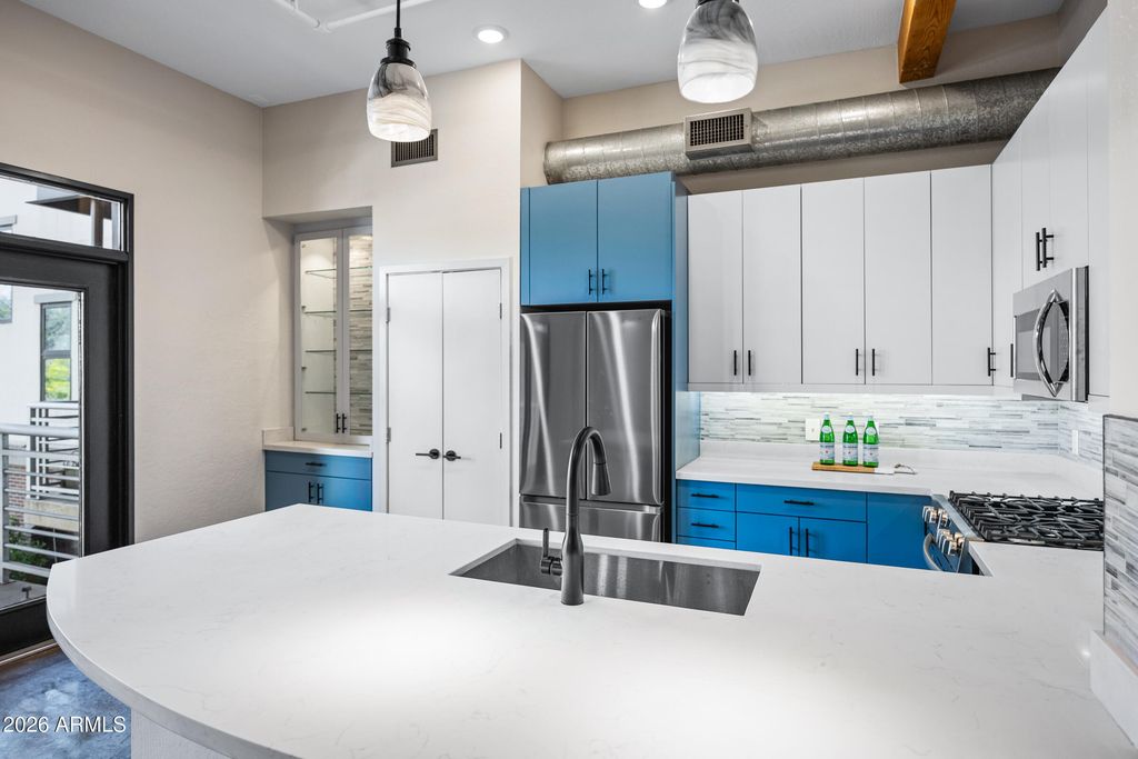 Image 9 of property listing at 914 E OSBORN Road 208, Phoenix, AZ 85014