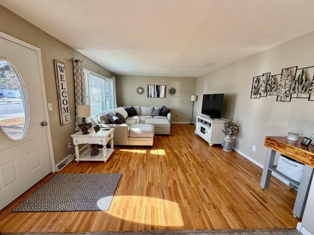 1015 3rd Street NE, Roseau, MN 56751