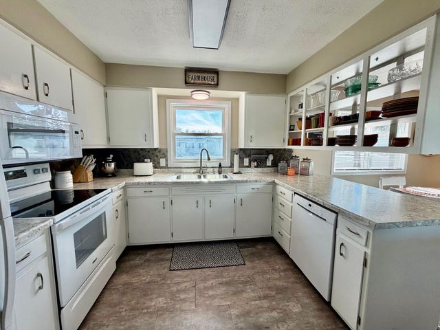 1015 3rd Street NE, Roseau, MN 56751