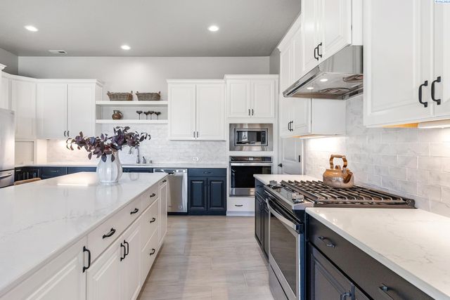 6631 Collins Rd, West Richland, WA 99353