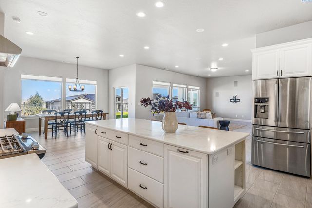 6631 Collins Rd, West Richland, WA 99353