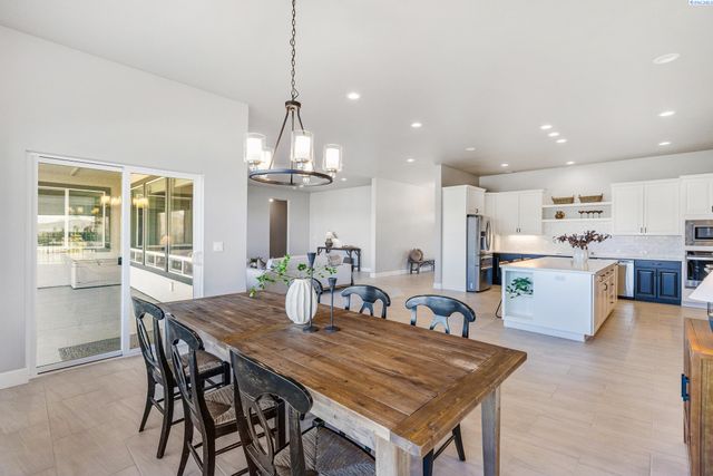 6631 Collins Rd, West Richland, WA 99353