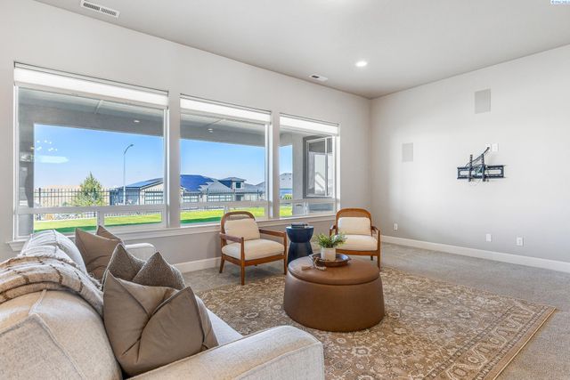 6631 Collins Rd, West Richland, WA 99353