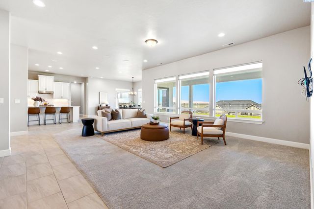 6631 Collins Rd, West Richland, WA 99353