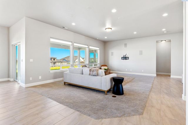 6631 Collins Rd, West Richland, WA 99353