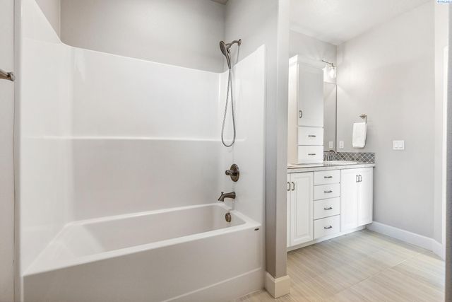 6631 Collins Rd, West Richland, WA 99353