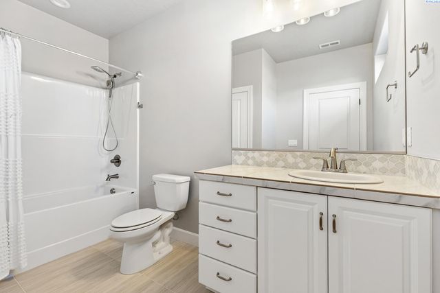 6631 Collins Rd, West Richland, WA 99353