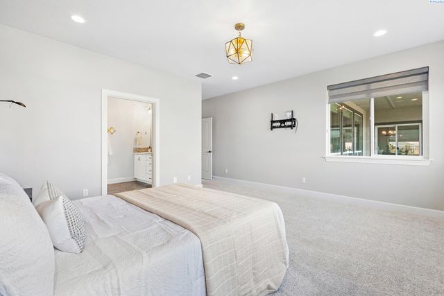 6631 Collins Rd, West Richland, WA 99353