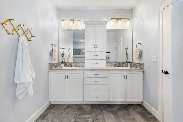 6631 Collins Rd, West Richland, WA 99353