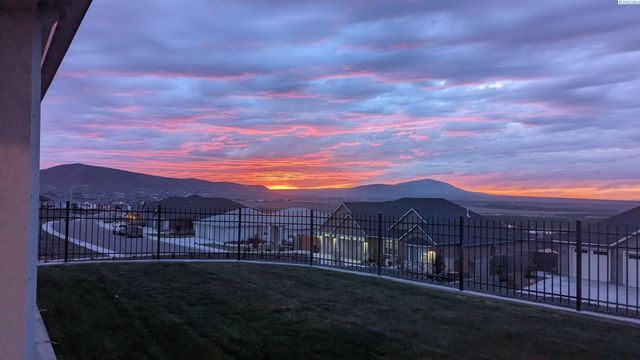 6631 Collins Rd, West Richland, WA 99353