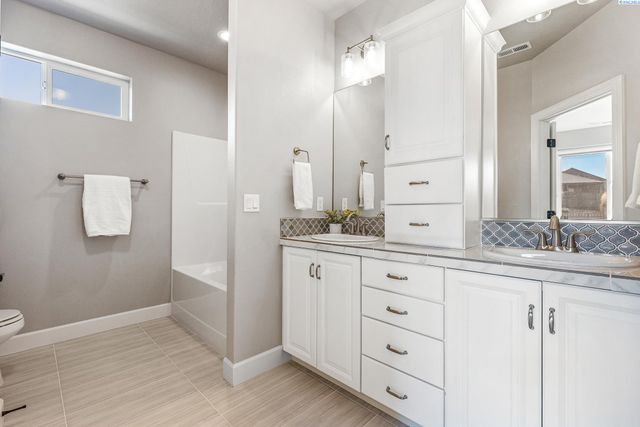 6631 Collins Rd, West Richland, WA 99353