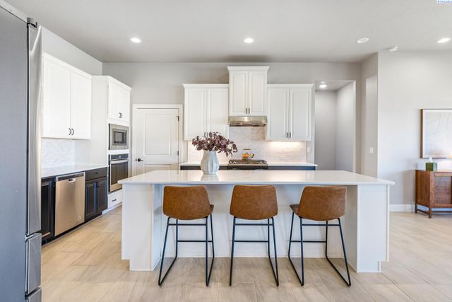 6631 Collins Rd, West Richland, WA 99353