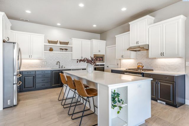 6631 Collins Rd, West Richland, WA 99353