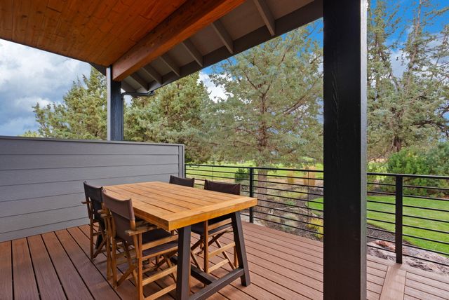 920 Cinnamon Teal Drive, Redmond, OR 97756