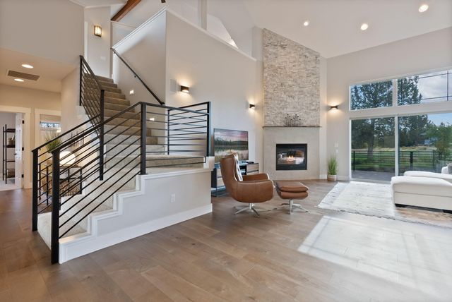 920 Cinnamon Teal Drive, Redmond, OR 97756