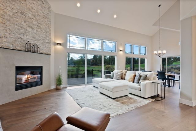 920 Cinnamon Teal Drive, Redmond, OR 97756