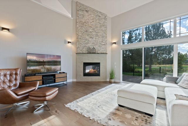 920 Cinnamon Teal Drive, Redmond, OR 97756