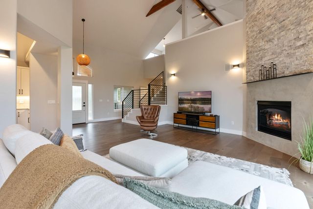 920 Cinnamon Teal Drive, Redmond, OR 97756