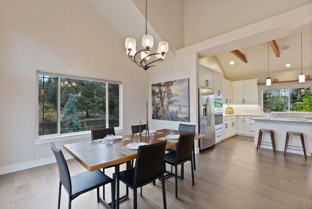 920 Cinnamon Teal Drive, Redmond, OR 97756