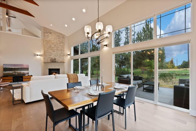 920 Cinnamon Teal Drive, Redmond, OR 97756