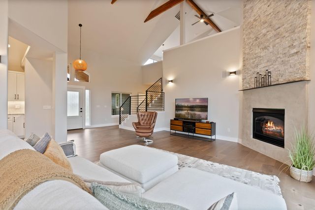 920 Cinnamon Teal Drive, Redmond, OR 97756