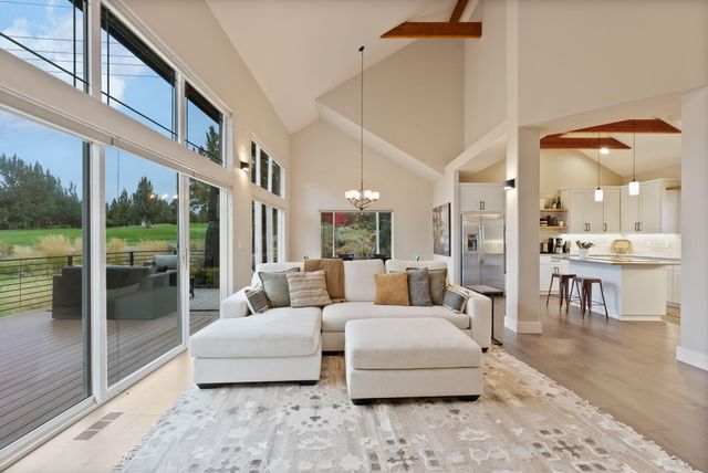 920 Cinnamon Teal Drive, Redmond, OR 97756