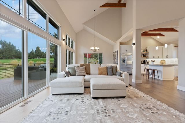 920 Cinnamon Teal Drive, Redmond, OR 97756