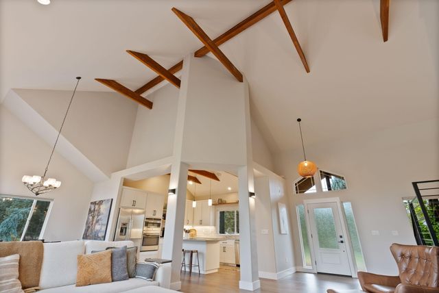 920 Cinnamon Teal Drive, Redmond, OR 97756